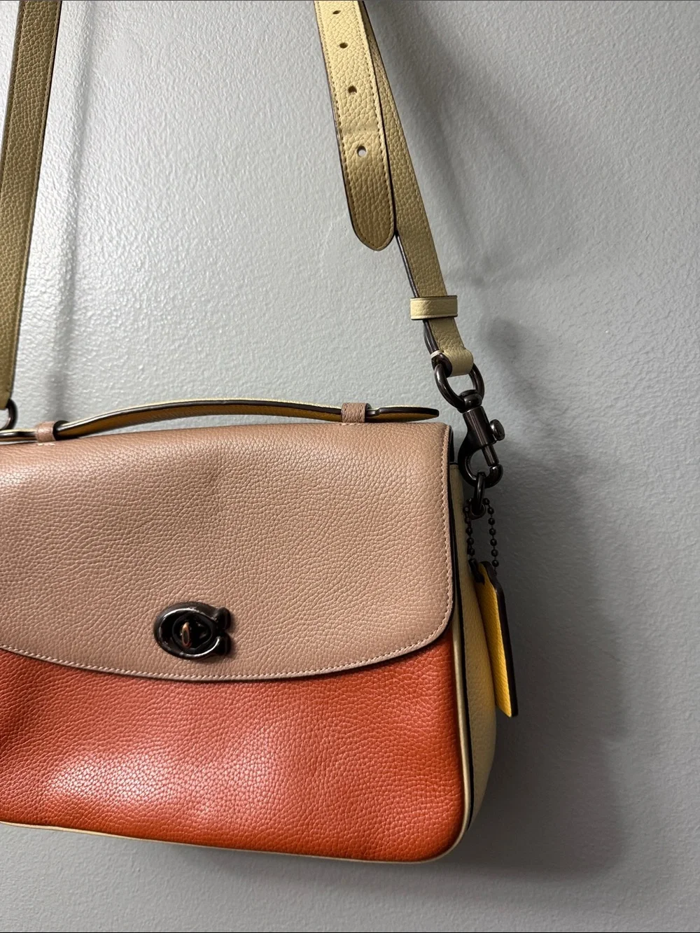Coach Cassie Crossbody in a colorblock leather design turn-lock closure - Picture 5 of 9